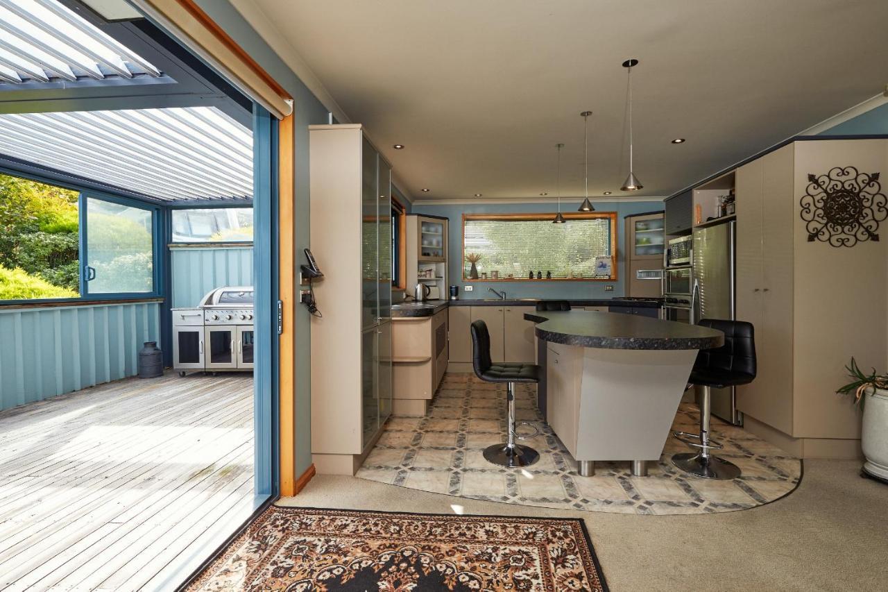 Akaroa Holiday Home Spacious And Quite With Stunning Harbour Views And Close To Town 外观 照片